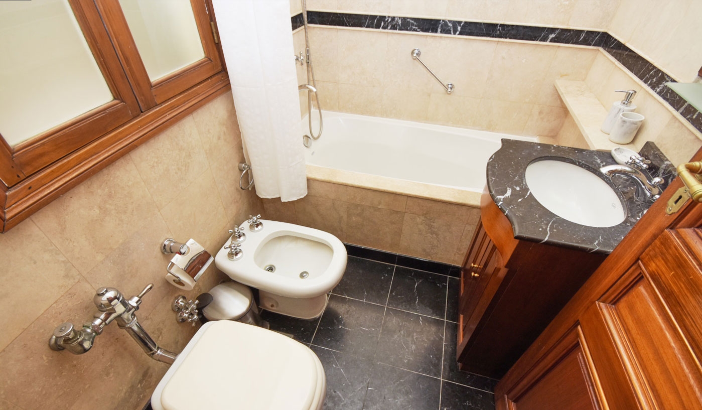 Splendid Three Bedroom Apartment in Classy Recoleta