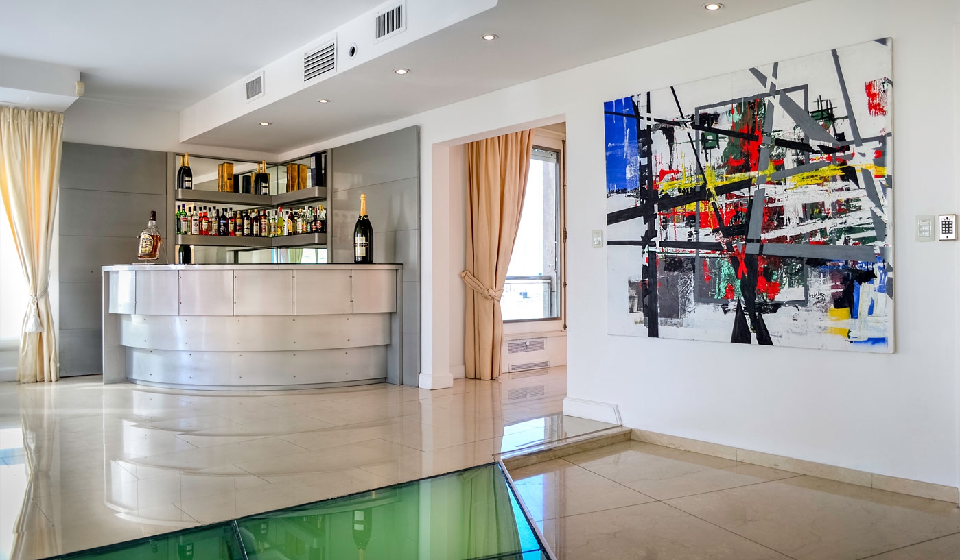 Superb Apartment in Iconic Building with Panoramic Views