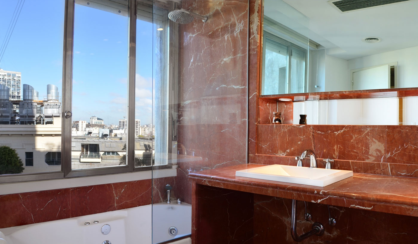 Superb Apartment in Iconic Building with Panoramic Views