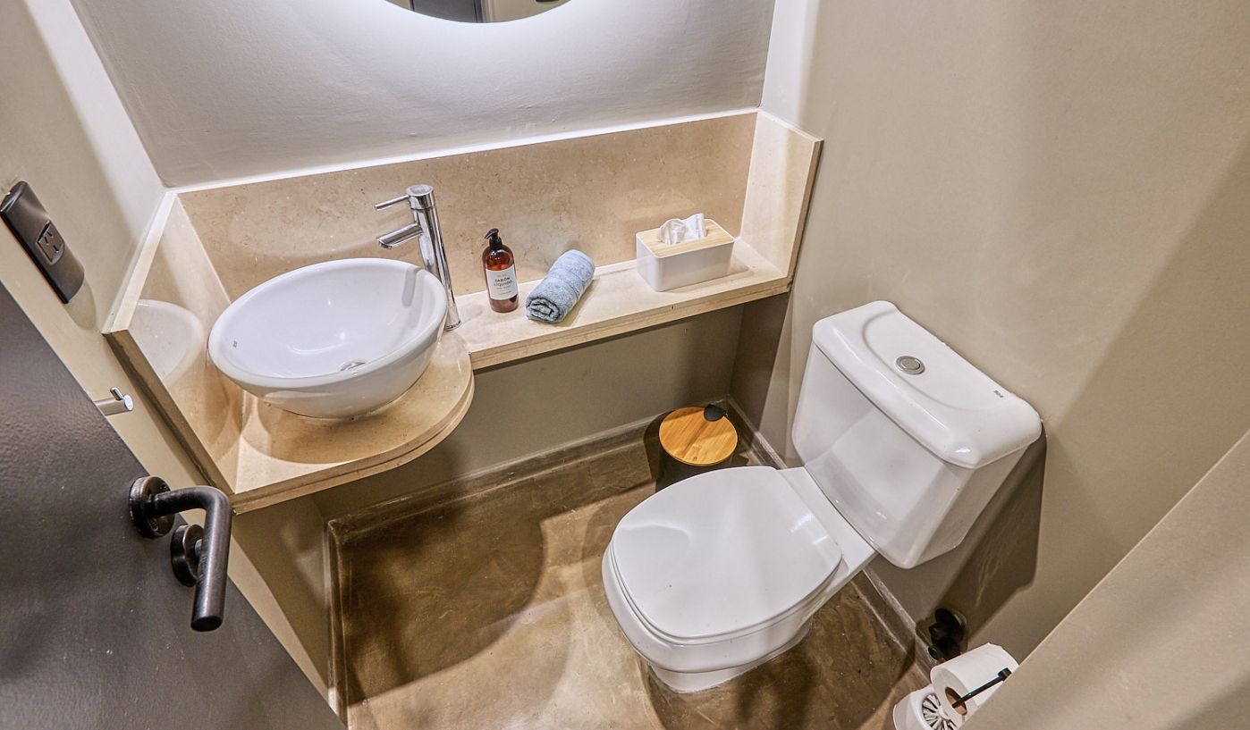 Top Fully Remodeled Two Bedroom Apartment with Pool, Gym and Great Views