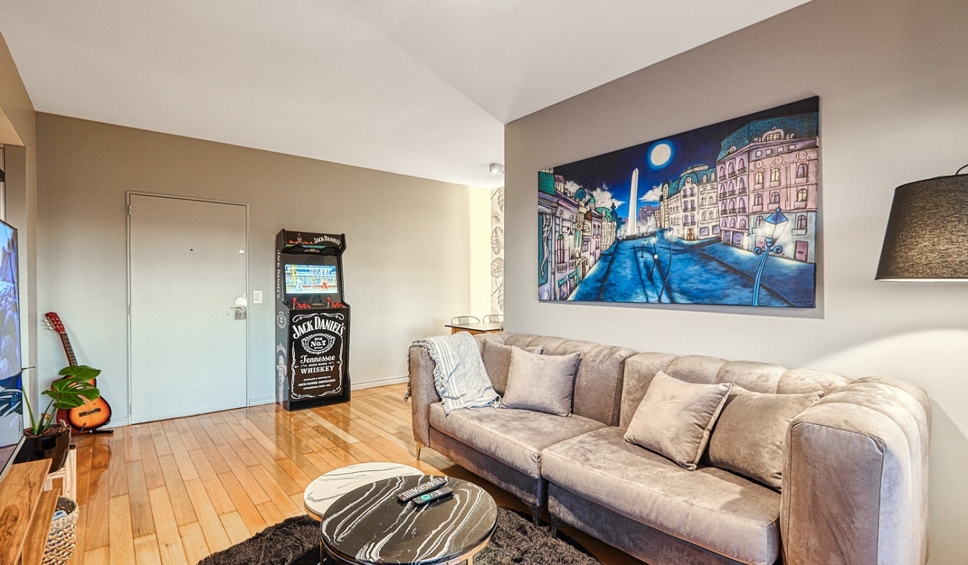 Amazing Views of Polo Fields from this High End One Bedroom Apartment
