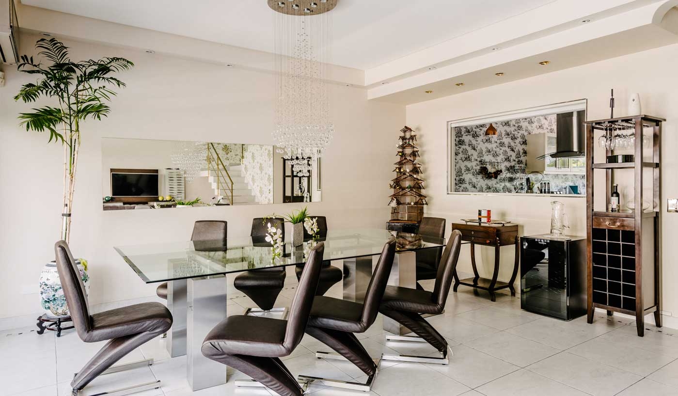 Impressive 6 Bedroom House with Private Garden, Pool and Game Room
