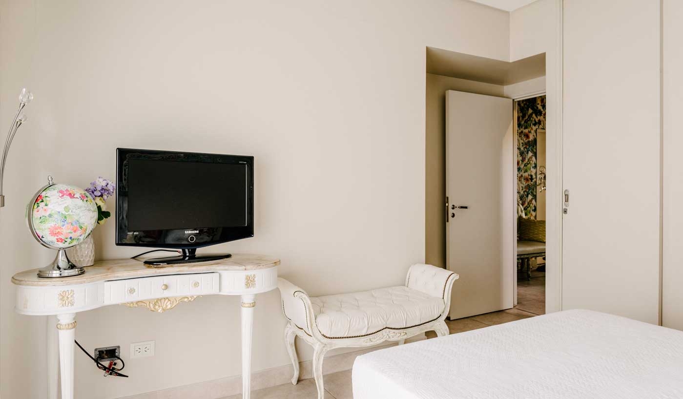 Impressive 6 Bedroom House with Private Garden, Pool and Game Room
